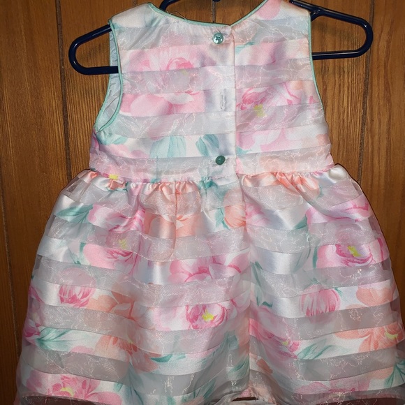Little girl satiny dress. - Picture 2 of 2